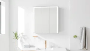 Spiegelschrank LED mit modernem Design in einem stilvollen Badezimmer präsentieren.